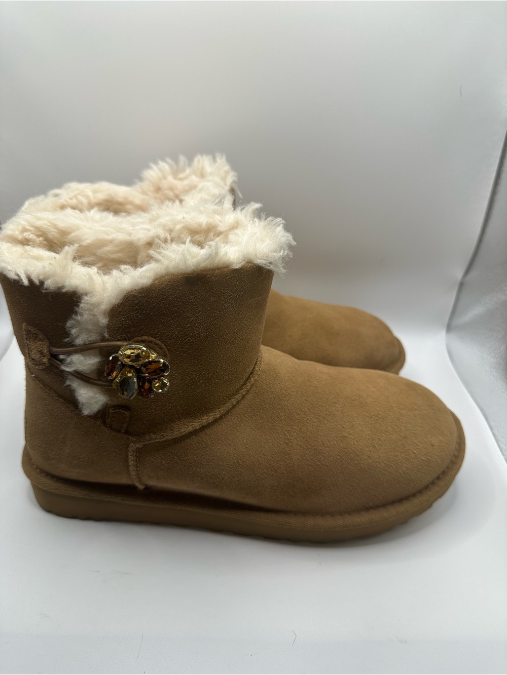 UGG MINI BAILEY BUTTON GEM CHESTNUT BOOTS - WOMEN'S Size 8M
